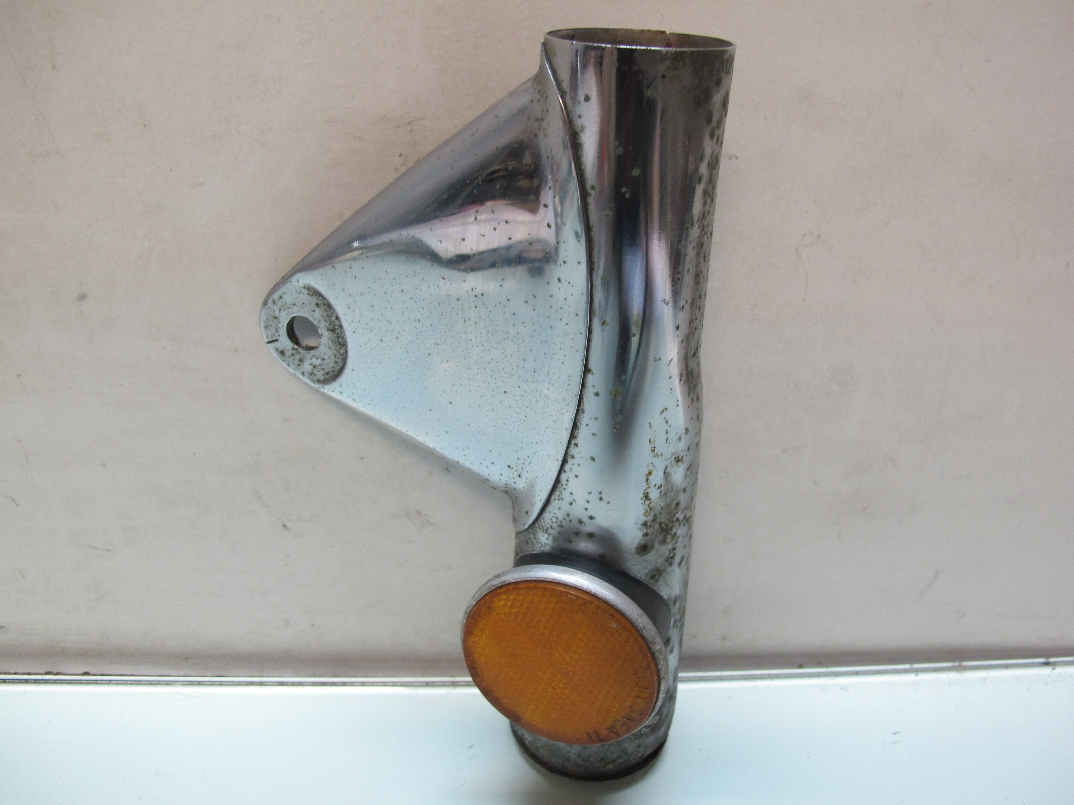 Patte De Phare Droite Pour Moto Guzzi 750 Strada (1993 à 1995) - Pièce D'occasion - Origine France