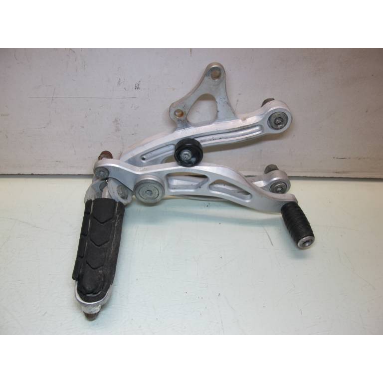 Platine + repose pied pilote droit Peugeot 50 XR7