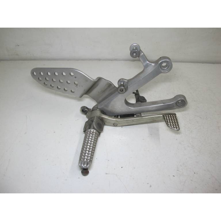 Platine repose pied pilote droite R1 00/01
