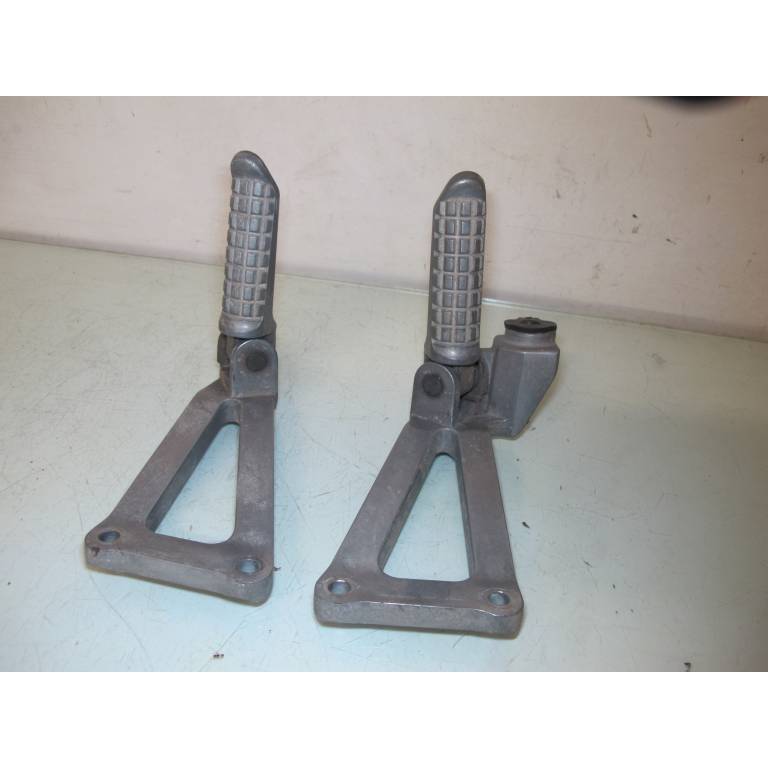 Platine repose pied passager droite ZR7